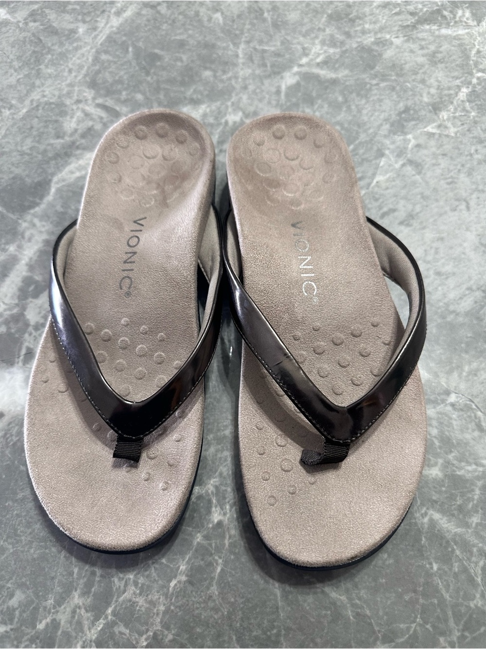Vionic Black Patent Thong Sandals with Gray Footbed 7
